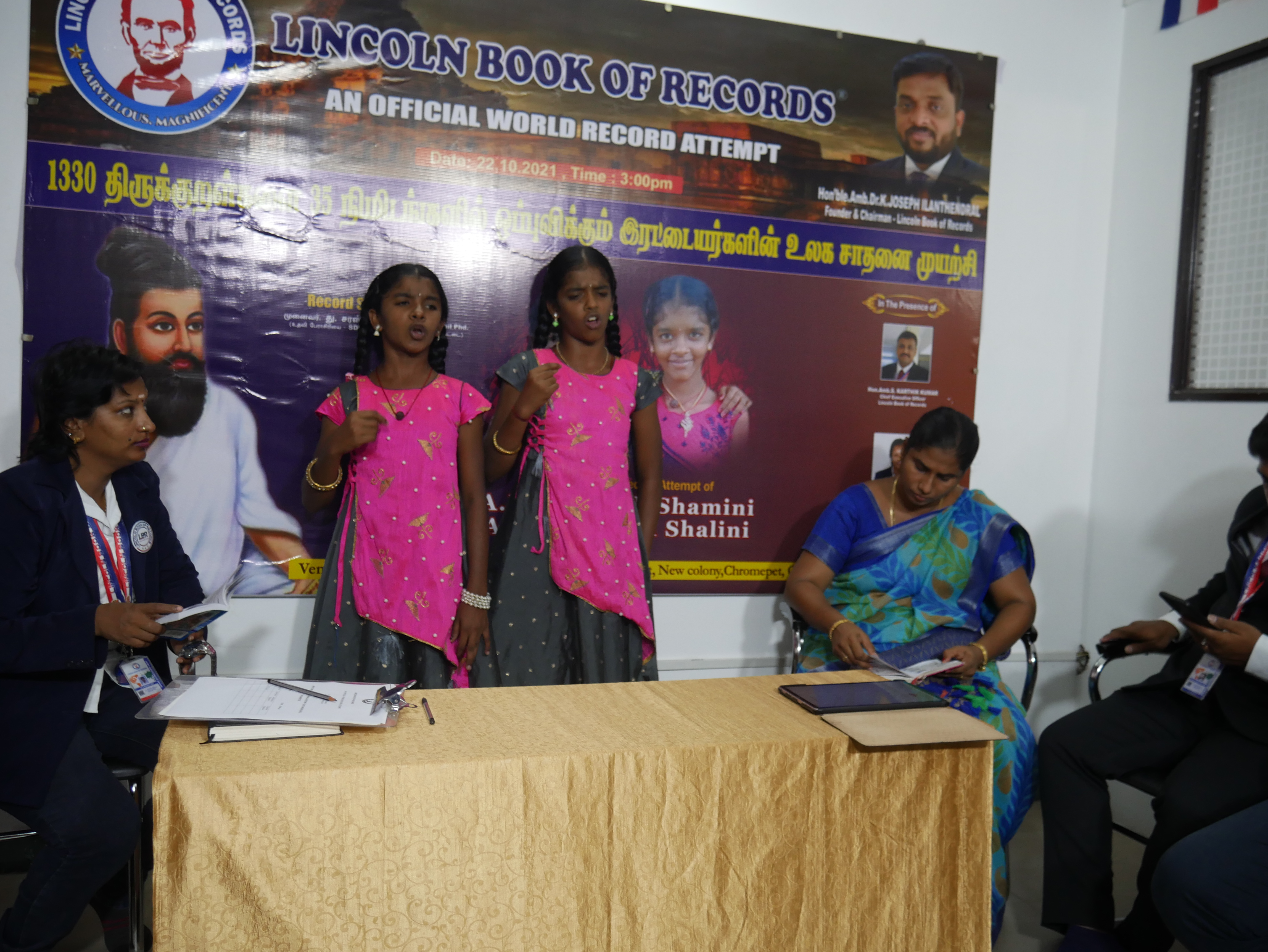 FIRST TWIN KIDS IN THE WORLD RECITING 1330 THIRUKKURAL IN 35 MINUTES