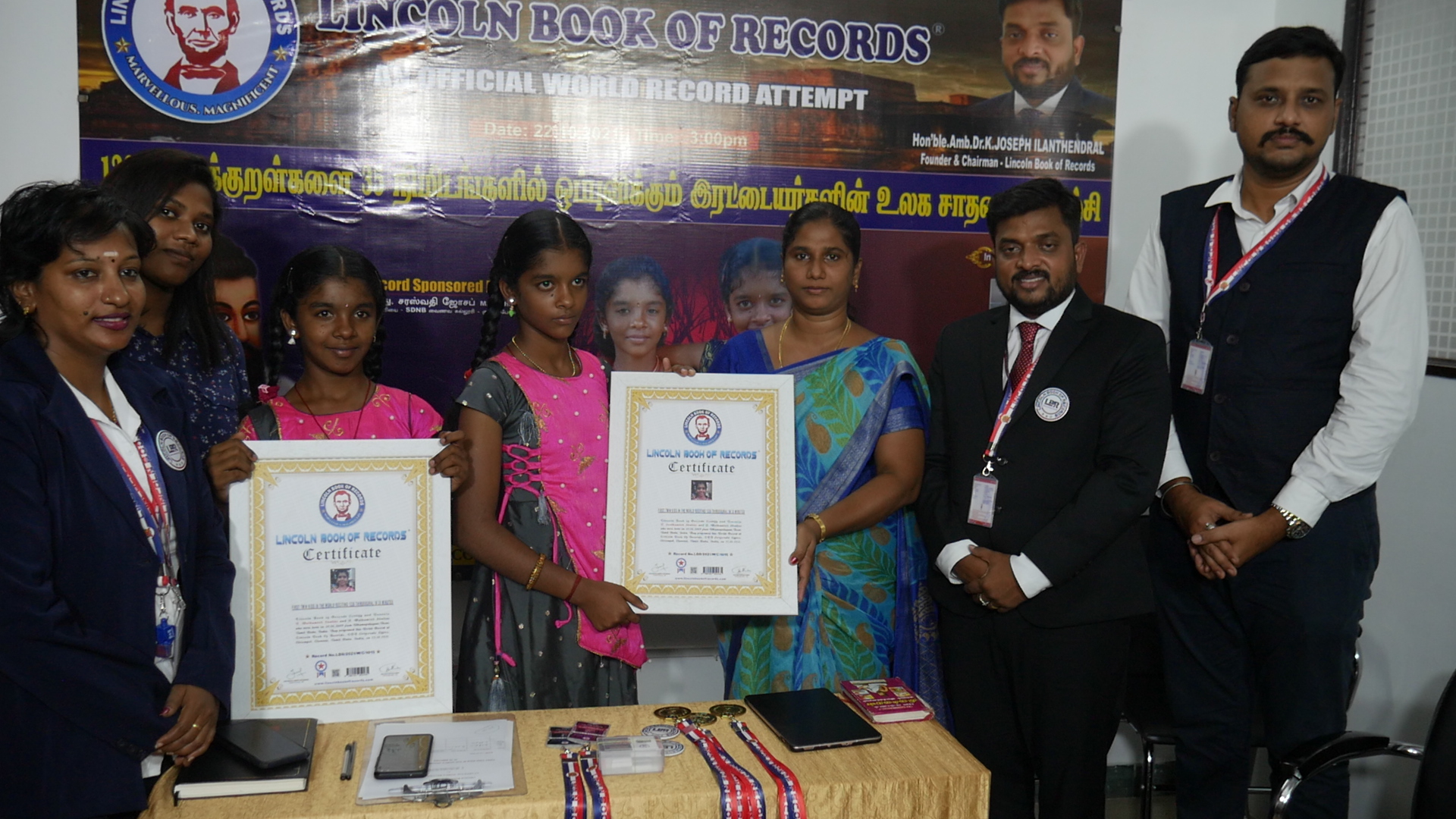 FIRST TWIN KIDS IN THE WORLD RECITING 1330 THIRUKKURAL IN 35 MINUTES