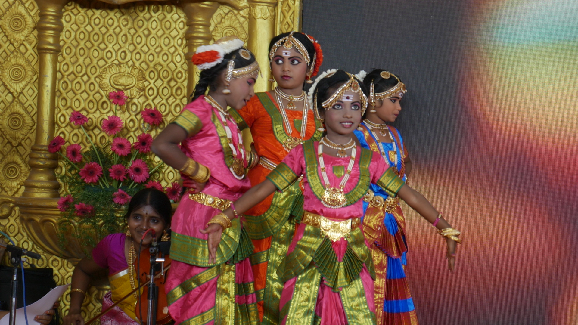 Bharatanatyam performance for 3 consecutive hours about  63 Nayanars through music and dance