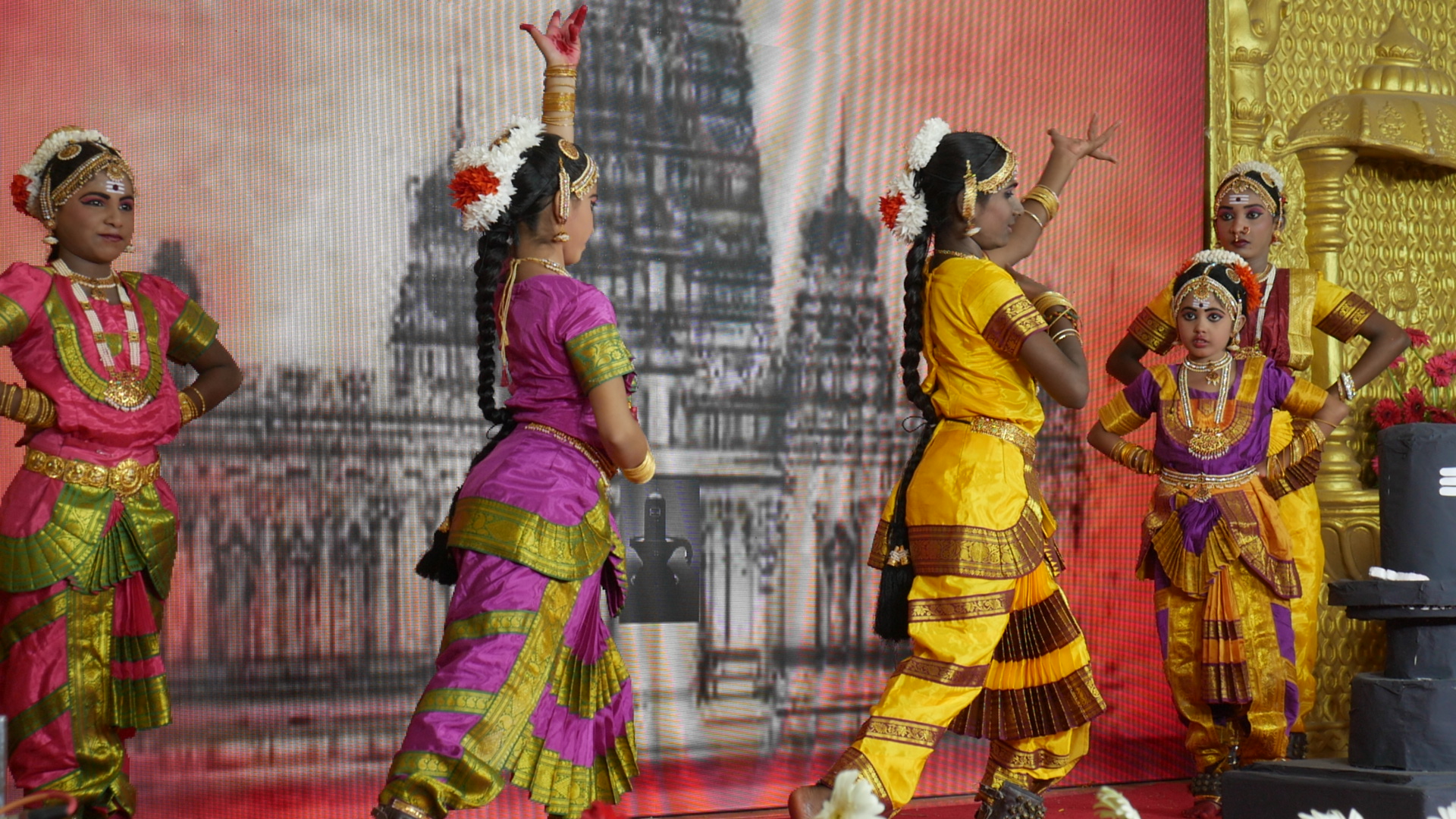 Bharatanatyam performance for 3 consecutive hours about  63 Nayanars through music and dance