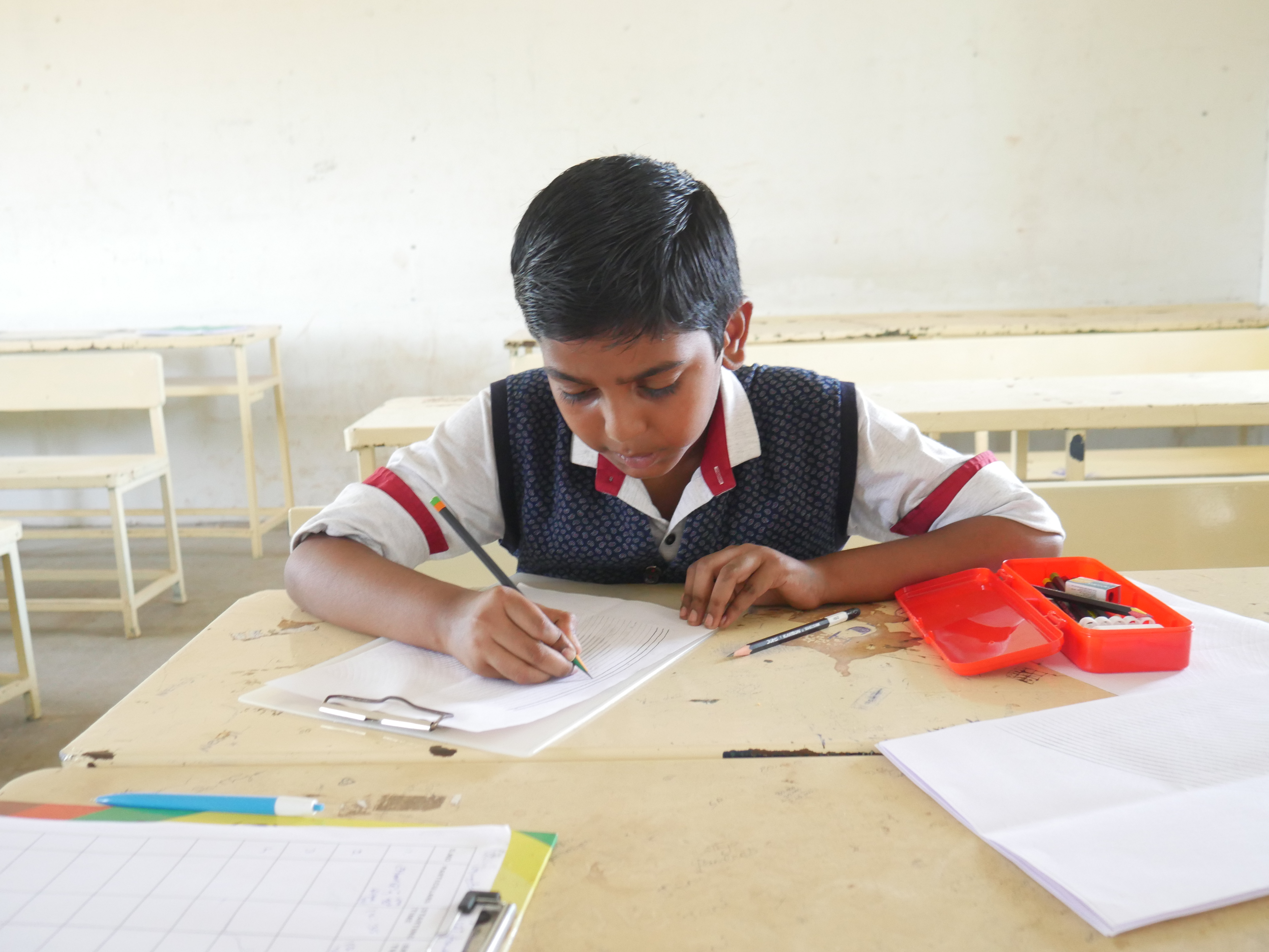 World's youngest child to trace spiral drawing of Thiruvalluvar  by reciting 1330 Thirukural simultaneously in least time.