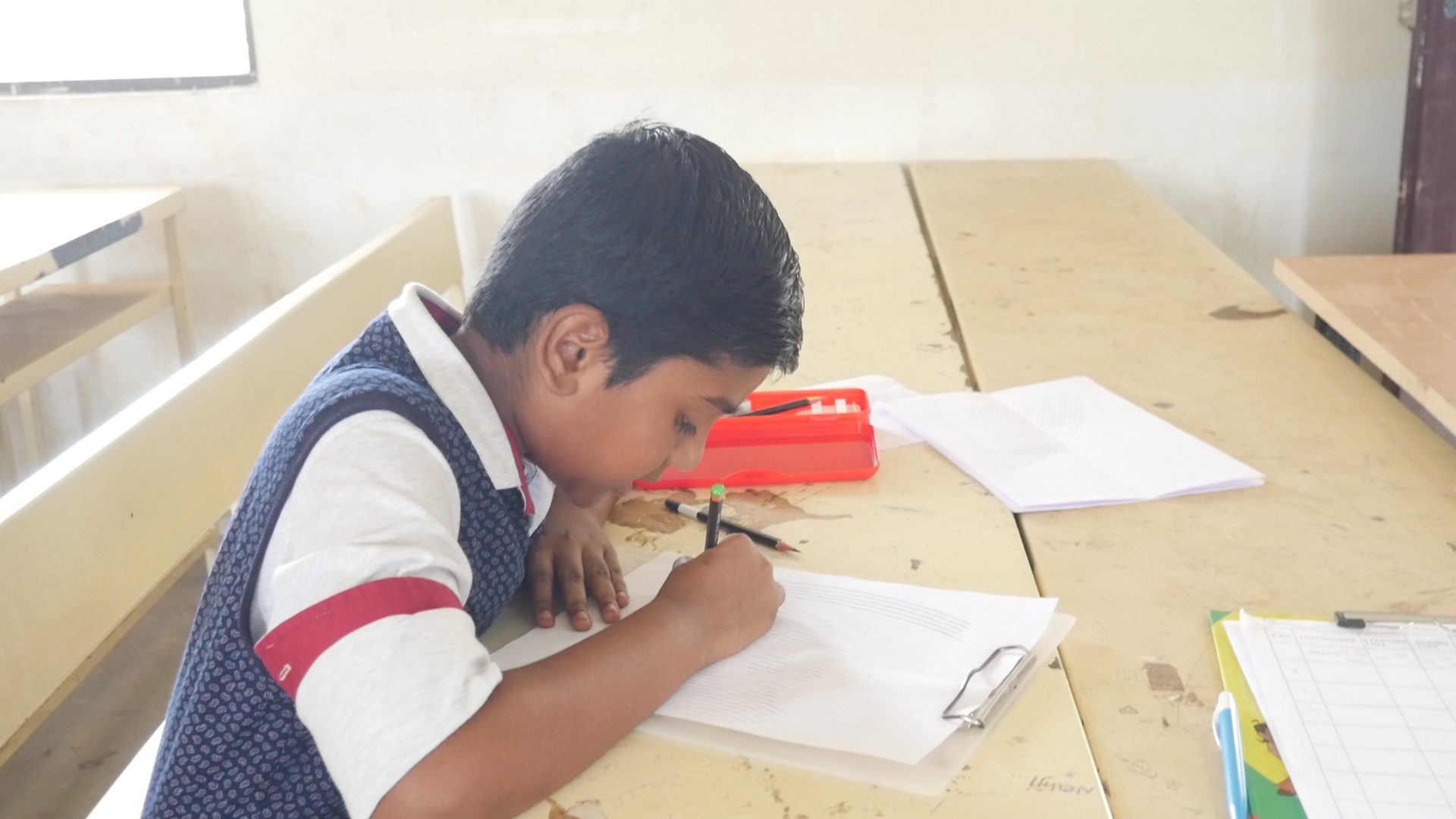 World's youngest child to trace spiral drawing of Thiruvalluvar  by reciting 1330 Thirukural simultaneously in least time.